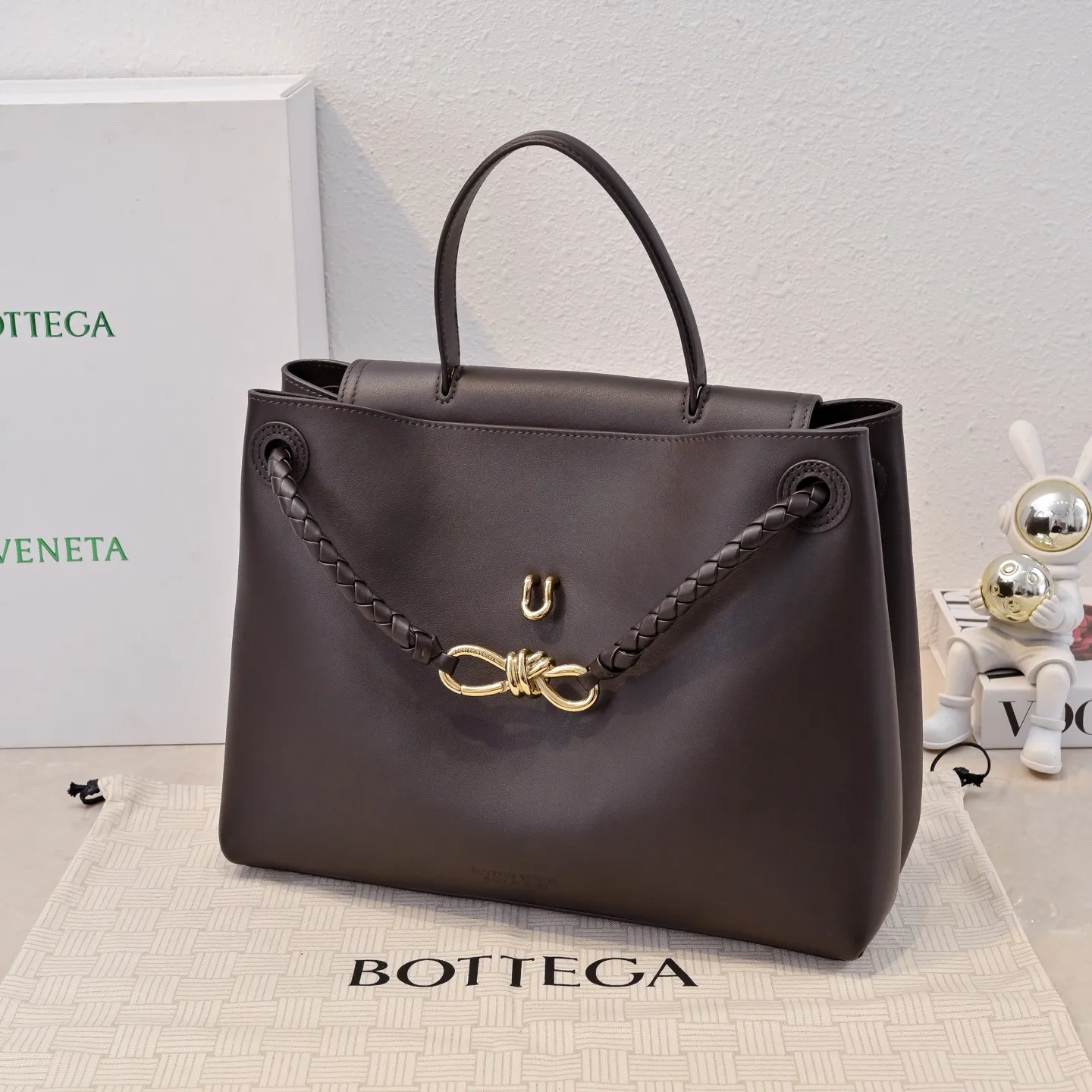 Batch 2360 #Bv New Ciao Ciao handbag Ciao Ciao means "hello" and "goodbye" in Italian, showing a relaxed and casual lifestyle ⭐️Made of Dutch Silky Calf calf leather ~ silky to the touch. The leather is thick, and the suede lining is soft and comfortable. The relaxed feeling of stacked smooth leather, the representative woven element shoulder strap, and the perfect embellishment of golden buckles 💥The bag has a unique shape, casual and exquisite, and super practical ☄️Carry Ciao Ciao to accompany you in various occasions, and be the most stylish you 🎀 Model: 7231 Size: 34x26x15